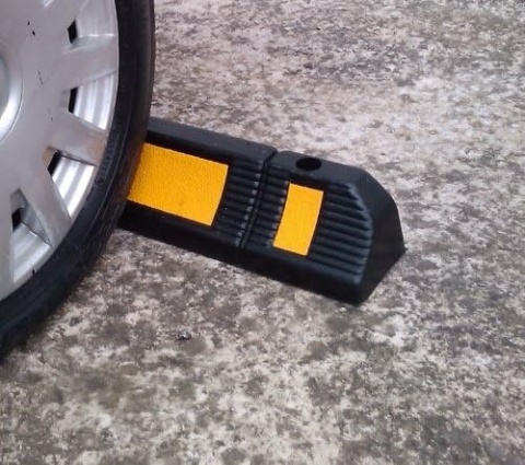 GUMOWE OGRANICZNIKI PARKOWANIA 2 SZT SNS SAFETY RAMPA 60x12x10 GUMOWE OGRANICZNIKI PARKOWANIA 2 SZT SNS SAFETY RAMPA 60x12x10