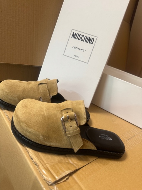MOSCHINO BEŻOWY ZAMSZOWE KLAPKI SYMBOL: MB10152G0M GF0-10B rozmiar 37