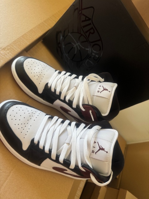 Buty Nike AIR JORDAN 1 MID SE 41 26 CM