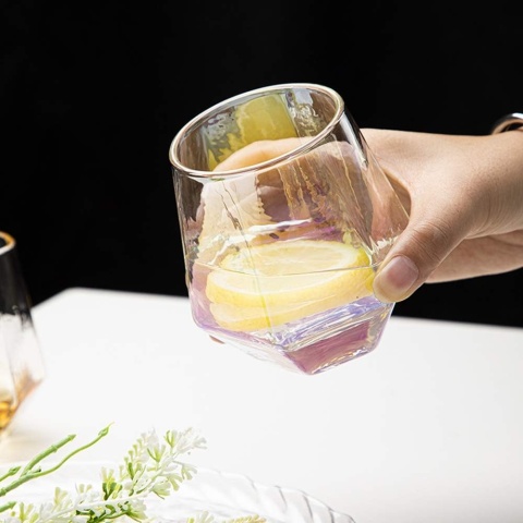 Diamentowe szklanki do whisky, zestaw 2 szklanek przechylone