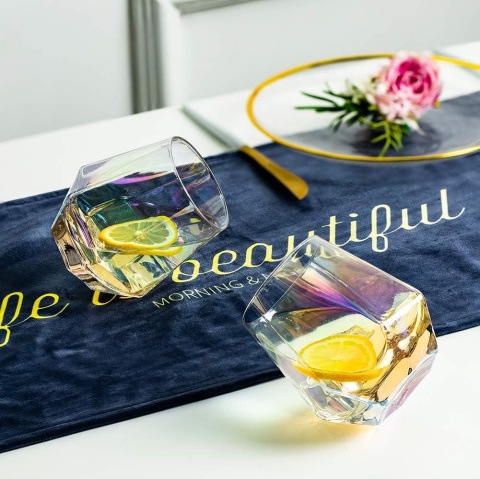 Diamentowe szklanki do whisky, zestaw 2 szklanek przechylone