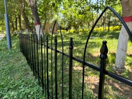 Ogrodzenie ogrodowe Thealyn z metalu dekoracyjnego (4 panele + 1 bramka)