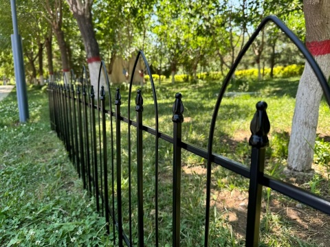 Ogrodzenie ogrodowe Thealyn z metalu dekoracyjnego (4 panele + 1 bramka)