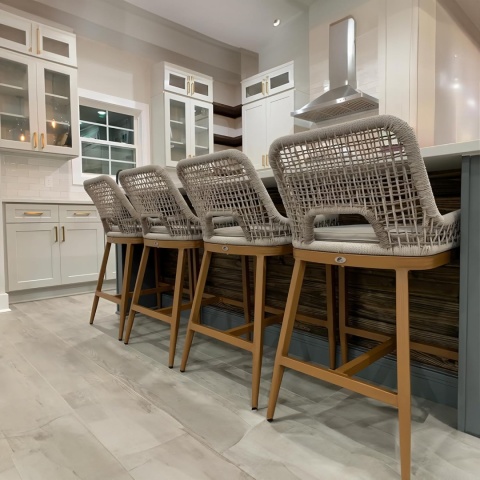 Stołek Barowy – Zestaw 2 sztuk z aluminiową ramą i rattanowym wykończeniem