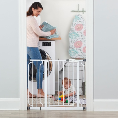 Regalo Easy Step Walk Thru Gate, Biały, Pasuje do przestrzeni o szerokości od 60 cm do 90 cm